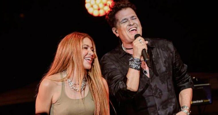 Shakira sorprende a Carlos Vives en el escenario durante concierto en Miami